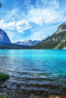 Голубое озеро в горах