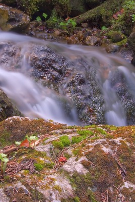 Водопад на скалах