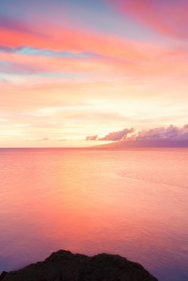 розовый закат небо скалы. море