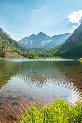 Прозрачная вода деревья горы