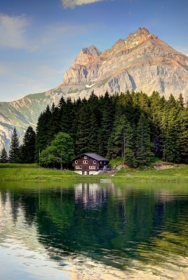 горы озеро деревья дом отражение