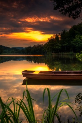 Закат озеро лодка лес