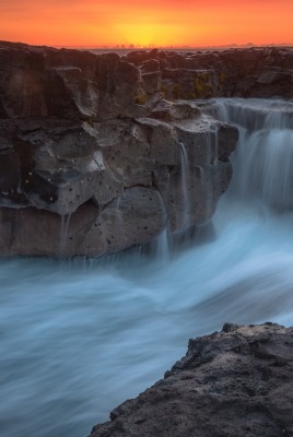 водопад скалы закат камни