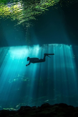 аквалангист лучи пещера под водой