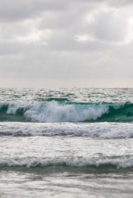 волны море прибой горизонт пасмурно