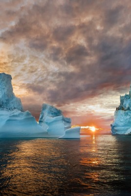 айсберг на закате море горизонт