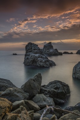 скалы камни берег море на закате