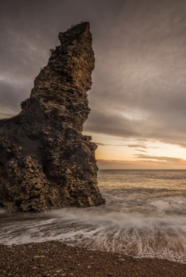 скала закат море берег камень