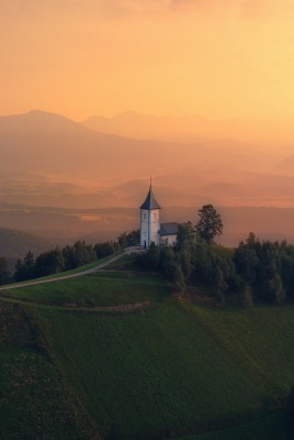 церковь холм на рассвете туман высота