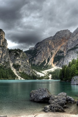 природа озеро камни скалы ели горы
