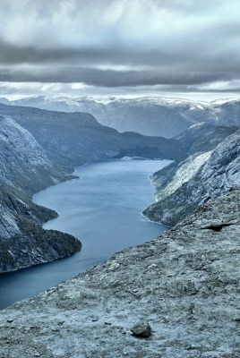 горы ущелье река облака пасмурно