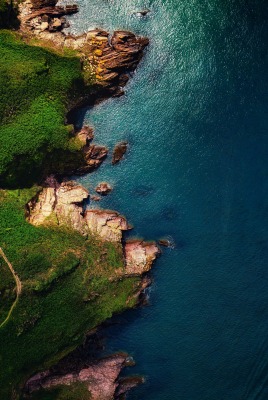 побережье утес катер море скалы