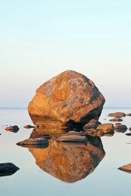 камни вода отражение