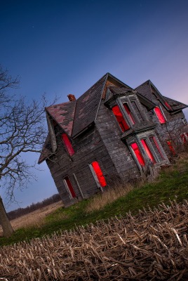 Дом с красными окнами