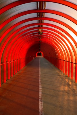 тоннель красный стеклянный