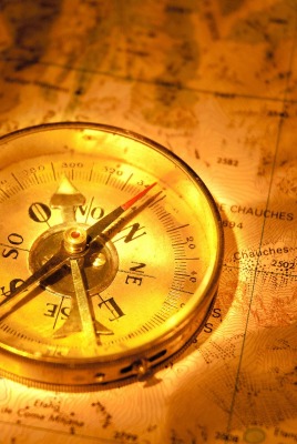 компас золотой карта путешественник