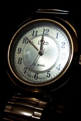 часы черный фон циферблат