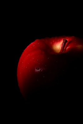 яблоко красное черный фон капли