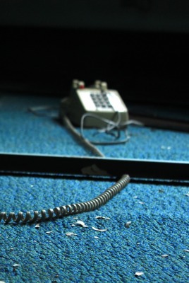 телефон трубка на полу