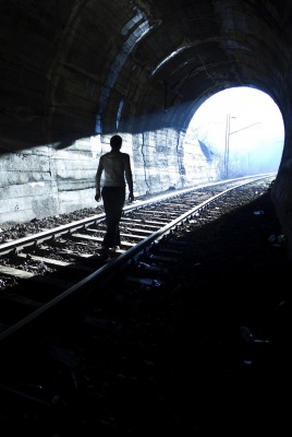 тоннель рельсы железная дорога человек