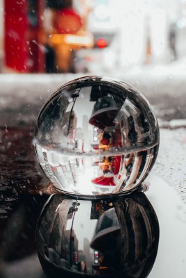 шар стеклянный преломление улица дождь