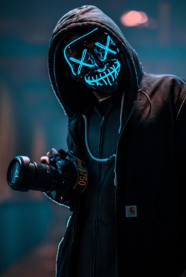 маска капюшон человек фотоаппарат неон