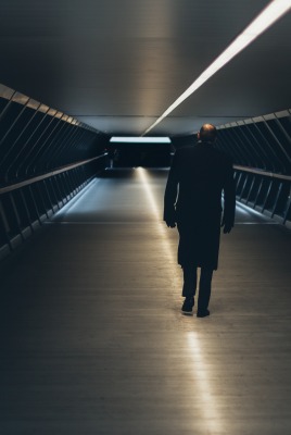 туннель коридор человек в черном