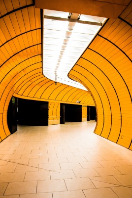 тоннель желтый метро станция
