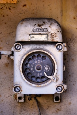 телефон ретро старый на стене