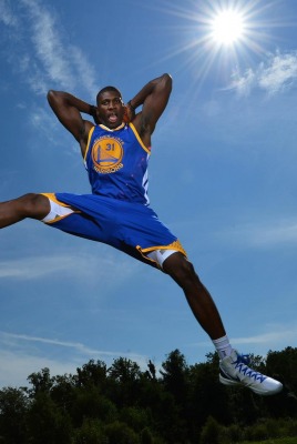 баскетболист в прыжке