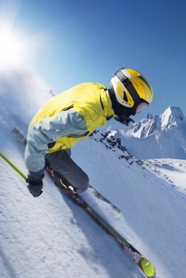лыжник спуск склон снег горы лучи