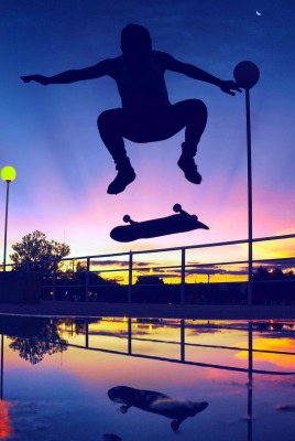 прыжок скейтборд лужа закат отражение силуэт