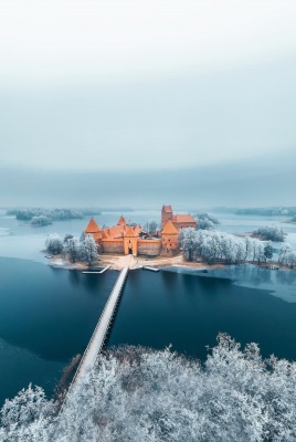 замок тракайский литва мост озеро зима