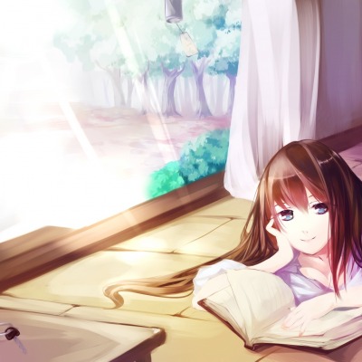 Девушка читает книжку
