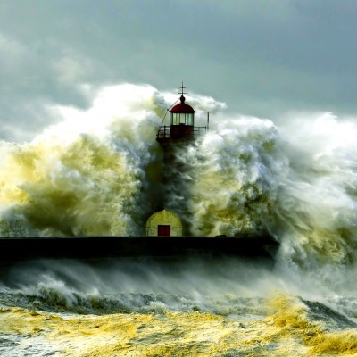 маяк шторм море