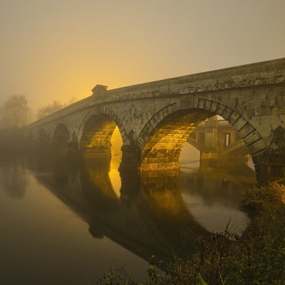 мост старинный средневековье туман река