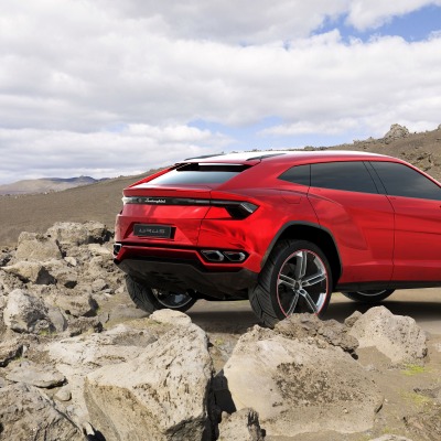 красный автомобиль Lamborghini Aventador