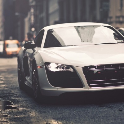 белая Audi R8