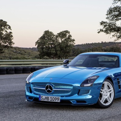 голубой блестящий Mercedes