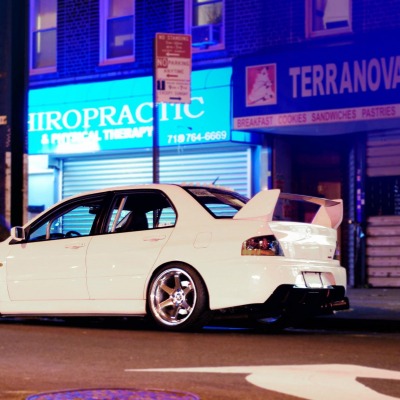 белый Mitsubishi Lancer Evolution