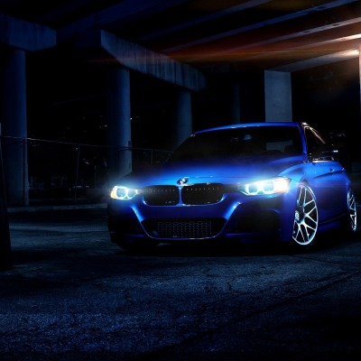 синяя блестящая BMW