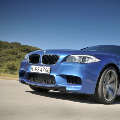 голубенькая блестящая BMW