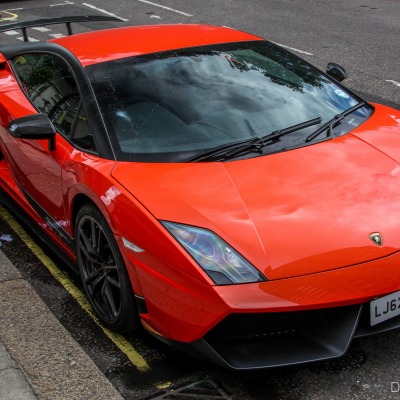 красная Lamborghini