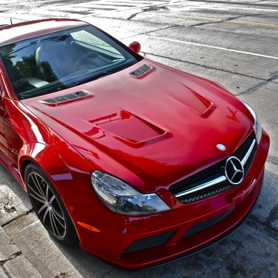 красный Mercedes