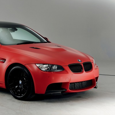 красная матовая BMW