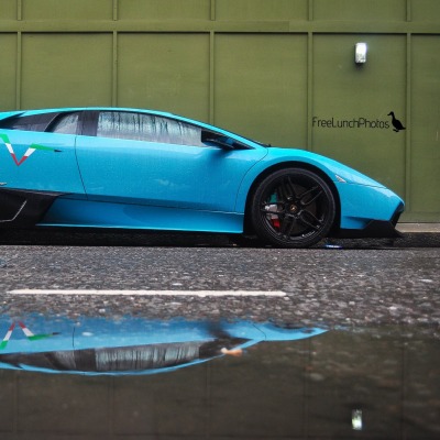 Lamborghini голубая отражение