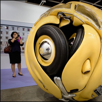 Скульптура спрасованный шар Volkswagen Beetle