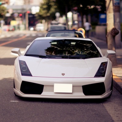 Lamborghini белая на улице