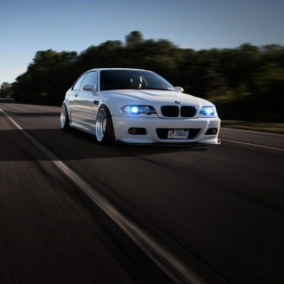 белый автомобиль BMW M3