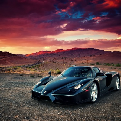 Черный спортивный автомобиль Ferrari Enzo